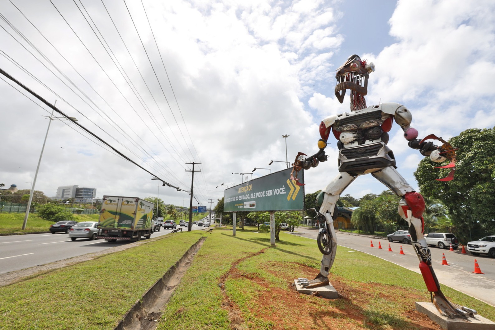 Detran-BA inova com totem artístico de 800 kg para promover segurança no trânsito