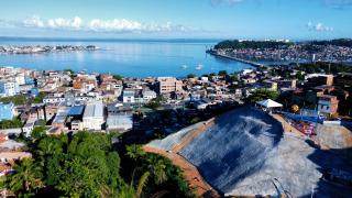 Governo do Estado celebra aniversário de Salvador com entrega de encosta e assinaturas de ordens de serviço