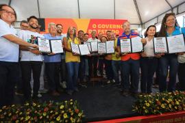Governo do Estado celebra aniversário de Salvador com entrega de encosta e assinaturas de ordens de serviço