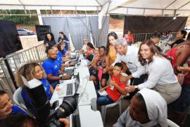 Governador visita Feira Saúde Mais Perto, em Cajazeiras, e entrega ambulâncias para unidades de saúde da região