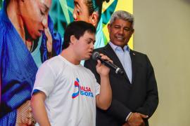 Atleta Álvaro Gomes e governador Jerônimo Rodrigues no Lançamento do FazAtleta 22025 - Foto: Ricardo Filho/Setre