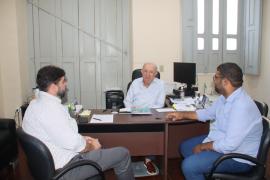 Secretários estaduais de Relações Institucionais e Justiça e Direitos Humanos se reuniram com o prefeito José Ronaldo. Foto: Janaína Neri/SJDH