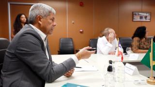 Governador se reúne com prefeito de Santana e entrega veículos e equipamentos para a saúde