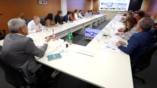 Governador se reúne com prefeito de Santana e entrega veículos e equipamentos para a saúde