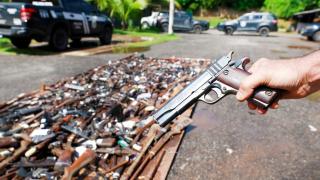 Polícia Civil destrói 1.200 armas ilegais durante lançamento de operação para eliminar 30 toneladas de armamentos