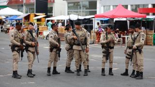 Segurança é garantida com efetivo policial ampliado, portais de abordagem e câmeras de reconhecimento facial na Micareta de Feira