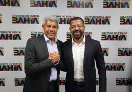 Governador entrega equipamentos para Prefeitura de Candeias e debate obras estruturantes para o município