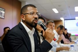 Governador entrega equipamentos para Prefeitura de Candeias e debate obras estruturantes para o município 