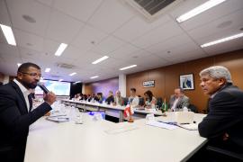 Governador entrega equipamentos para Prefeitura de Candeias e debate obras estruturantes para o município 