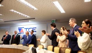 No TCE, Jerônimo Rodrigues prestigia entrega de medalha ao mérito na sessão de aposentadoria do conselheiro Antonio Honorato