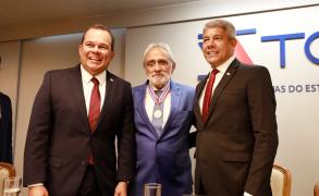 No TCE, Jerônimo Rodrigues prestigia entrega de medalha ao mérito na sessão de aposentadoria do conselheiro Antonio Honorato