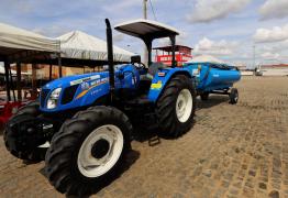 Em agenda regionalizada, governador entrega obras, equipamentos e assina pacote de obras para Adustina
