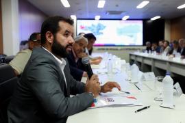 Governador se reúne com prefeito de Jacaraci e entrega equipamentos de saúde para o município