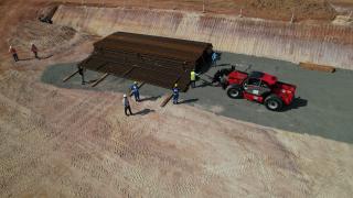 Primeiros trilhos para o Trecho 2 do VLT começam a ser descarregados. Foto: Matheus Landim/GOVBA