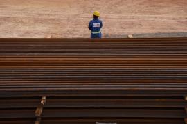 Primeiros trilhos para o Trecho 2 do VLT começam a ser descarregados. Foto: Matheus Landim/GOVBA