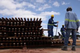 Primeiros trilhos para o Trecho 2 do VLT começam a ser descarregados. Foto: Matheus Landim/GOVBA
