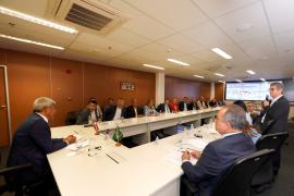 Governador assina ordem de serviço para restauração da BA-052 durante reunião com o prefeito de Irecê