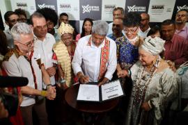 Jerônimo Rodrigues anuncia pacote de iniciativas para a população negra durante homenagem ao centenário de Mãe Stella de Oxóssi