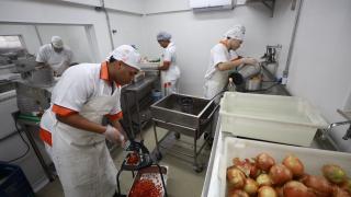 Governador participa do Natal Mais Social com cardápio especial no Restaurante Popular da Liberdade