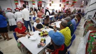 Governador participa do Natal Mais Social com cardápio especial no Restaurante Popular da Liberdade