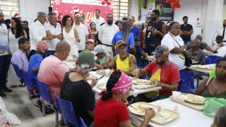 Governador participa do Natal Mais Social com cardápio especial no Restaurante Popular da Liberdade