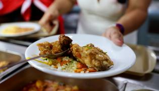 Governador participa do Natal Mais Social com cardápio especial no Restaurante Popular da Liberdade