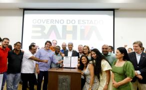 Assinaturas e anúncios de licitações e convênios. Foto: Joá Souza/GOVBA