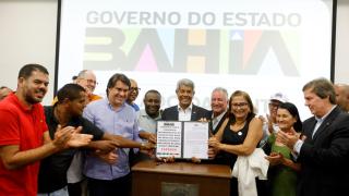 Assinaturas e anúncios de licitações e convênios. Foto: Joá Souza/GOVBA