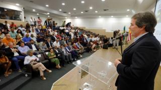 Assinaturas e anúncios de licitações e convênios. Foto: Joá Souza/GOVBA