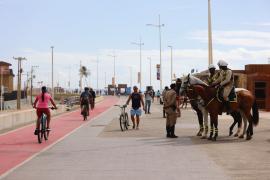 Cavalaria da Polícia Militar auxilia policiais na prevenção de furtos e roubos durante Operação Verão 2025/26