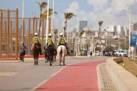 Cavalaria da Polícia Militar auxilia policiais na prevenção de furtos e roubos durante Operação Verão 2025/26