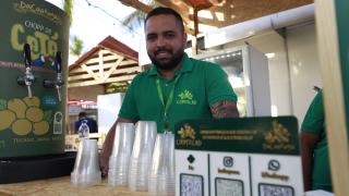 Natan Costa gestor comercial Cooperlad, da cerveja DaCaatinga, na Feira da Agricultura Familiar. Foto: Feijão Almeida/GOVBA