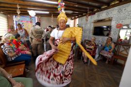 Grupo de Teatro da PM da Bahia leva pré-carnaval a lares de idosos em ação de acolhimento e valorização da vida