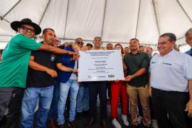 Carnaval de entregas: governador leva mobilidade, apoio ao campo e moradia digna a famílias de Maraú