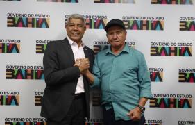 Em Salvador, governador entrega ônibus escolar para Palmeiras e discute investimentos para o município