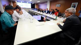 Em Salvador, governador entrega ônibus escolar para Palmeiras e discute investimentos para o município