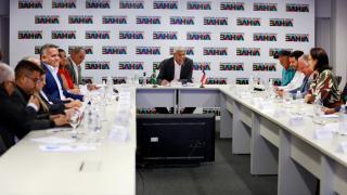 Em Salvador, governador entrega ônibus escolar para Palmeiras e discute investimentos para o município