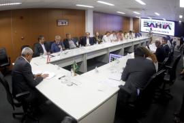 Riacho de Santana recebe ônibus escolar, ambulâncias e investimentos na pavimentação do Governo do Estado