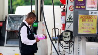 Fiscalização preço de combustíveis - Procon-BA. Foto: Feijão Almeida/GOVBA