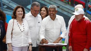 Ao lado de Lula, Jerônimo autoriza nova etapa do VLT e avanço do metrô em Salvador