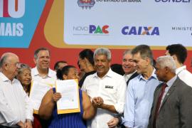 Famílias da Lagoa Grande são beneficiadas com títulos de regularização fundiária, em Feira de Santana