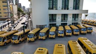 Jerônimo Rodrigues entrega 101 ônibus escolares rurais para ampliar transporte de estudantes em municípios baianos
