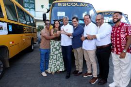 Jerônimo Rodrigues entrega 101 ônibus escolares rurais para ampliar transporte de estudantes em municípios baianos