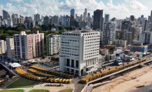 Jerônimo Rodrigues entrega 101 ônibus escolares rurais para ampliar transporte de estudantes em municípios baianos