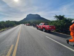 Corpo de Bombeiros reforça buscas por criança desaparecida após acidente na Serra da Mangabeira