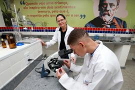 Caculé escola _estudante_professora_ciência