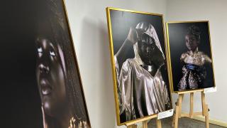 Exposição fotográfica na SEC destaca beleza e empoderamento de estudantes pretas