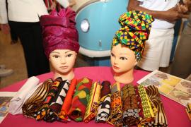 Outubro Rosa | Campanha Ligadas por Fios arrecada mechas de cabelo, bonés e turbantes para pacientes com câncer de mama