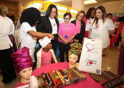 Outubro Rosa | Campanha Ligadas por Fios arrecada mechas de cabelo, bonés e turbantes para pacientes com câncer de mama