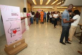 Outubro Rosa | Campanha Ligadas por Fios arrecada mechas de cabelo, bonés e turbantes para pacientes com câncer de mama